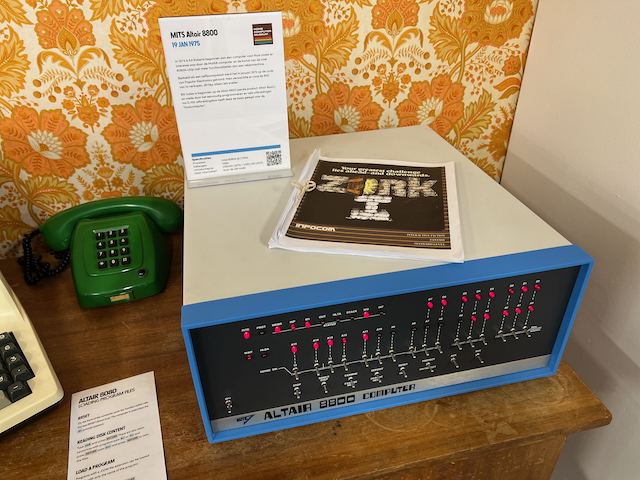 Der Altair 8800 von 1975 hatte weder Bildschirm noch Tastatur: Programmiert wurde über die Kippschalter an der Front.