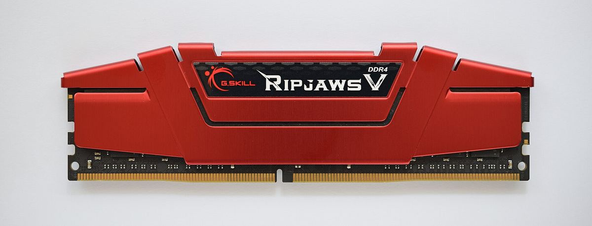Ein DDR4-Speichermodul: Die schwarzen Chips auf der Platine enthalten die Speicherzellen.