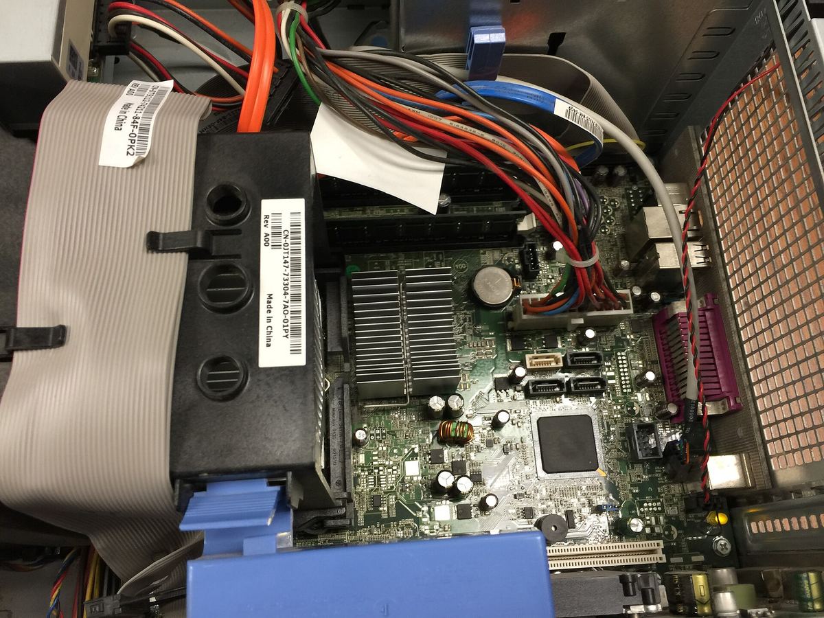 Ein Mainboard mit Prozessorsockel, Speicherbänken und Steckplätzen.