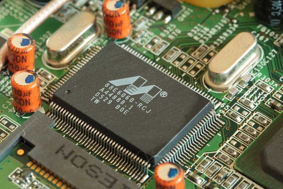 Ein DSL-Router mit eingebautem WLAN-Zugangspunkt und Firewall, typisch für die 2000er-Jahre.